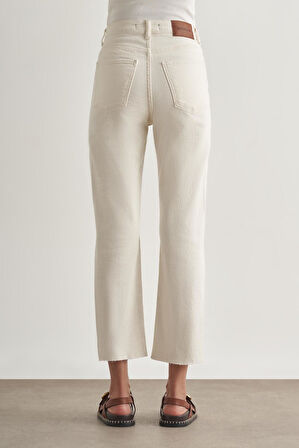 Mizalle  Kesik Paça Mom Fit Ekru Denim Pantolon
