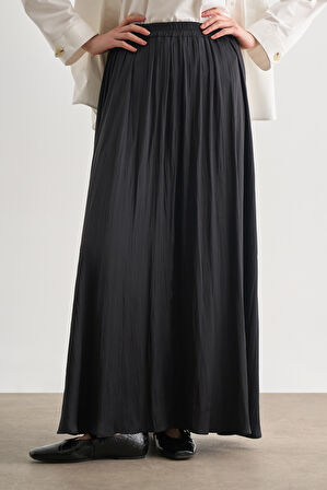 Mizalle Siyah Kırışık Görünümlü Saten Maksi Etek 