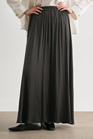 Mizalle Gri Kırışık Görünümlü Saten Maksi Etek 