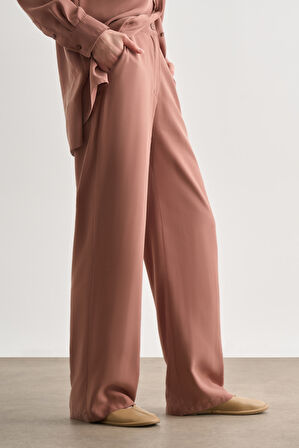 Mizalle Karamel Rengi Kemerli Rahat Kesim Modal Pantolon