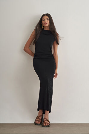 Mizalle Yan büzgü Detaylı Vatkalı Uzun Kolsuz Siyah Bodycon Elbise