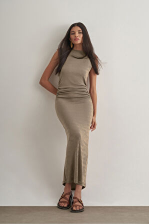 Mizalle Yan büzgü Detaylı Vatkalı Uzun Kolsuz Vizon Bodycon Elbise