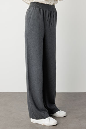 Mizalle Geniş Paça Beli Lastikli Gri Triko Jogger Pantolon