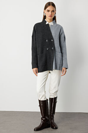 Antrasit-gri Mizalle Ekstra Oversize Kahverengi Renk Bloklu Cepli Kalın Triko Hırka