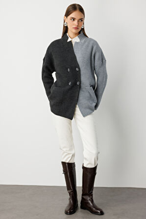 Antrasit-gri Mizalle Ekstra Oversize Kahverengi Renk Bloklu Cepli Kalın Triko Hırka