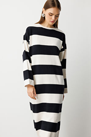 Mizalle Oversize Ekru Siyah Çizgili Uzun Kalın Triko Elbise