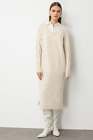 Mizalle V Yaka Oversize Yırtmaçlı Bej Rengi Uzun Triko Elbise