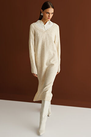 Mizalle V Yaka Oversize Yırtmaçlı Bej Rengi Uzun Triko Elbise