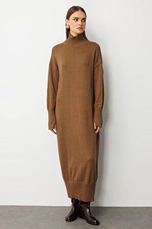 Kahve Mizalle Oversize Dik Yaka Karamel Rengi Uzun Kalın Triko Elbise
