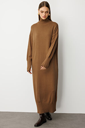 Kahve Mizalle Oversize Dik Yaka Karamel Rengi Uzun Kalın Triko Elbise