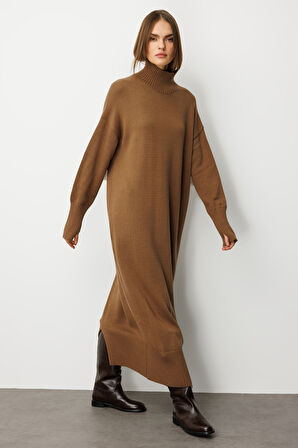 Kahve Mizalle Oversize Dik Yaka Karamel Rengi Uzun Kalın Triko Elbise