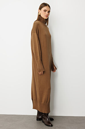 Kahve Mizalle Oversize Dik Yaka Karamel Rengi Uzun Kalın Triko Elbise