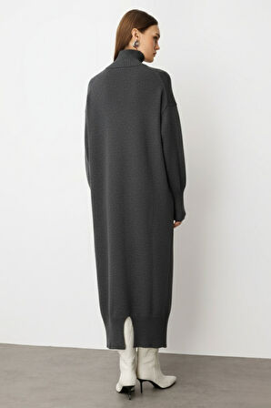 Mizalle Oversize Dik Yaka Füme Rengi Uzun Kalın Triko Elbise