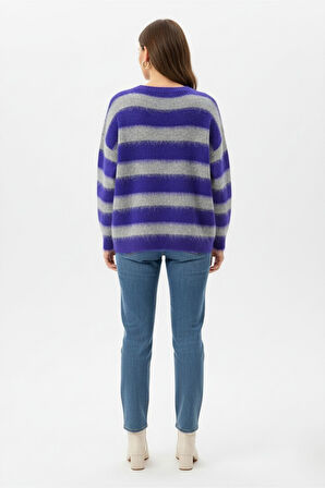 Mizalle Ekstra Oversize Düşük Kollu Gri- Mor Tüylü Triko Kaz