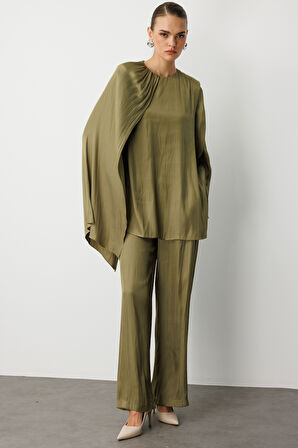 Haki Mizalle Parça Pelerin Detaylı Saten Şık Yeşil Bluz