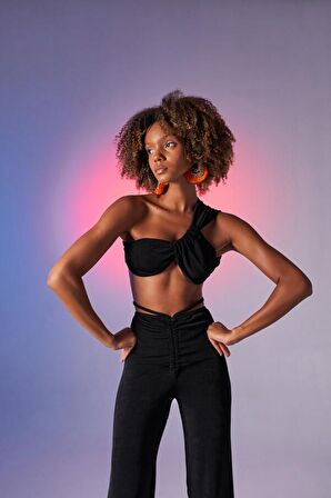 Boyundan Geçmeli Omuz Detaylı Beatrice Crop Siyah