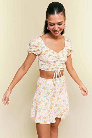 DeFacto Slim Fit Dar Kesim Crop Desenli Büzgü Detaylı Kısa Kollu Bluz U5234AZ23SMGN683
