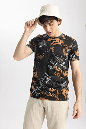 Slim Fit Dar Kesim Bisiklet Yaka Desenli Kısa Kollu Tişört