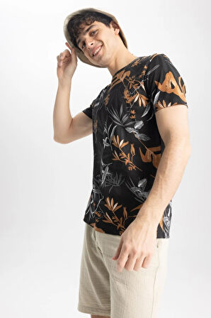 Slim Fit Dar Kesim Bisiklet Yaka Desenli Kısa Kollu Tişört