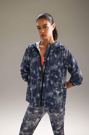 DeFacto Su İtici Rüzgar Geçirmez Slim Fit Dar Kesim Kapüşonlu Fermuarlı Esnek Dokulu Mevsimlik Mont B2459AX24SPBK81