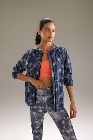 DeFacto Su İtici Rüzgar Geçirmez Slim Fit Dar Kesim Kapüşonlu Fermuarlı Esnek Dokulu Mevsimlik Mont B2459AX24SPBK81