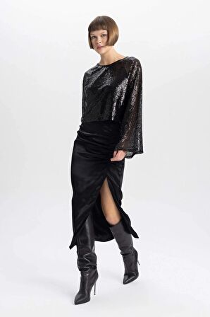 DeFacto Cropped Fit Yuvarlak Yaka Payetli Kumaş Uzun Kollu Bluz B6658AX23WNBK81