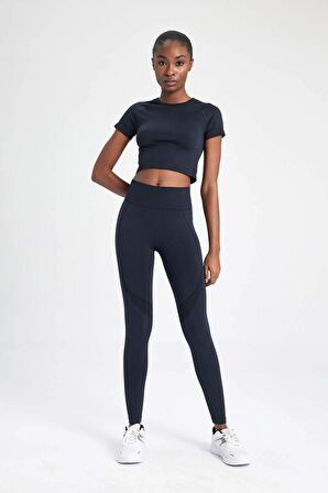 DeFactoFit Crop Bisiklet Yaka Sporcu Seamless Kısa Kollu Tişört B4568AX24SPBK26