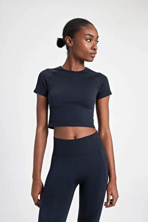 DeFactoFit Crop Bisiklet Yaka Sporcu Seamless Kısa Kollu Tişört B4568AX24SPBK26