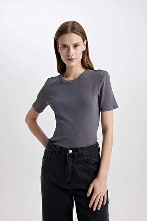 DeFacto Slim Fit Dar Kesim Bisiklet Yaka Yıkamalı Soluk Efektli Basic Düz Kısa Kollu Tişört C2579AX24SMAR191