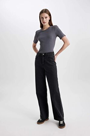 DeFacto Slim Fit Dar Kesim Bisiklet Yaka Yıkamalı Soluk Efektli Basic Düz Kısa Kollu Tişört C2579AX24SMAR191