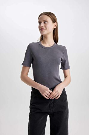 DeFacto Slim Fit Dar Kesim Bisiklet Yaka Yıkamalı Soluk Efektli Basic Düz Kısa Kollu Tişört C2579AX24SMAR191