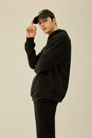 DeFacto %100 Pamuk Comfort Regular Fit Rahat Kalıp Kapüşonlu Kanguru Cepli Basic Düz Sweatshirt B4446AX24SPBK81