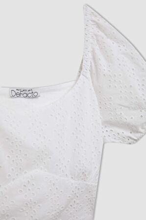 DeFacto Fitted U Yaka Nakışlı Brode Kısa Kollu Bluz B9136AX24SMWT32