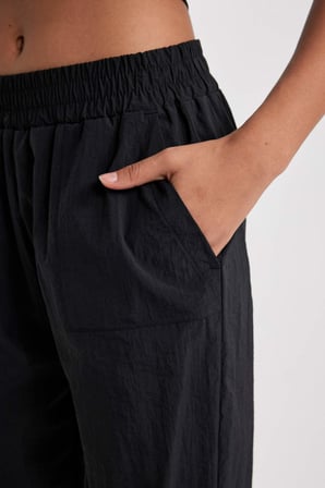 DeFactoFit Sporcu Jogger Eşofman Altı Oversize Geniş Kalıp Beli Lastikli Paraşüt B9268AX23WNBK81