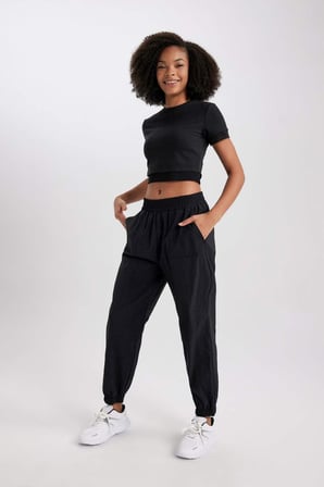 DeFactoFit Sporcu Jogger Eşofman Altı Oversize Geniş Kalıp Beli Lastikli Paraşüt B9268AX23WNBK81