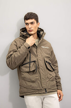 Regular Fit Kapüşonlu Fermuarlı Çıtçıtlı Cepli Mont