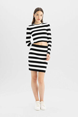 DeFacto Coool Slim Fit Dar Kesim Esnek Belli Çizgili Mini Triko Etek C7128AX24WNBK27