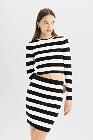 DeFacto Coool Slim Fit Dar Kesim Esnek Belli Çizgili Mini Triko Etek C7128AX24WNBK27