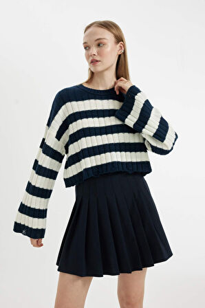 DeFacto Regular Fit Çizgili Bisiklet Yaka Crop Triko Kazak A8152AX24WNNV135