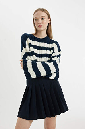 DeFacto Regular Fit Çizgili Bisiklet Yaka Crop Triko Kazak A8152AX24WNNV135