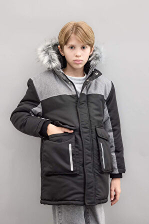 DeFacto Erkek Çocuk Çıkarılabilir Suni Kürk Yaka Kapüşonlu Pelüş Astar Parka C8990A824CWBK27
