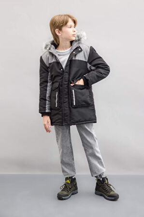 DeFacto Erkek Çocuk Çıkarılabilir Suni Kürk Yaka Kapüşonlu Pelüş Astar Parka C8990A824CWBK27