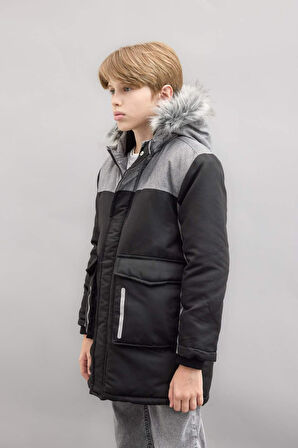 DeFacto Erkek Çocuk Çıkarılabilir Suni Kürk Yaka Kapüşonlu Pelüş Astar Parka C8990A824CWBK27