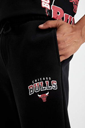 DeFactoFit  NBA Chicago Bulls Kalın Jogger Eşofman Altı Standart Fit Cepli Esnek Bantlı Paça C9273AX24AUBK81