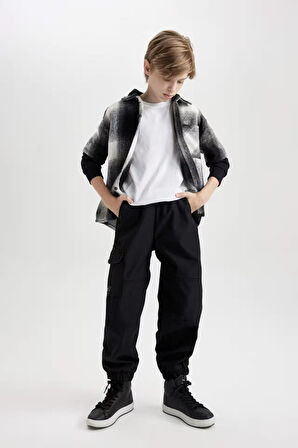 DeFacto Erkek Çocuk Beli ve Paçası Lastikli Kargo Cepli Pelüş Polar Astarlı Siyah Jogger Pantolon D3460A824WNBK81