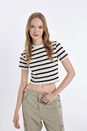DeFacto Coool Fitted Crop Çizgili Ribana Kısa Kollu Tişört A7646AX24AUBK81