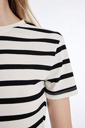 DeFacto Coool Fitted Crop Çizgili Ribana Kısa Kollu Tişört A7646AX24AUBK81