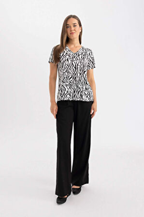 Traditional Regular Fit V Yaka Zebra Desenli Kısa Kollu Tişört