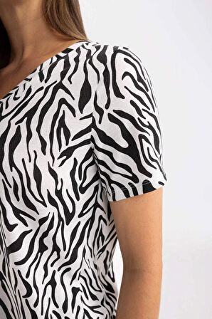 Traditional Regular Fit V Yaka Zebra Desenli Kısa Kollu Tişört