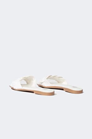 DeFacto Kadın Düz Taban Tek Bantlı Suni Deri Terlik C3719AX24HSWT55